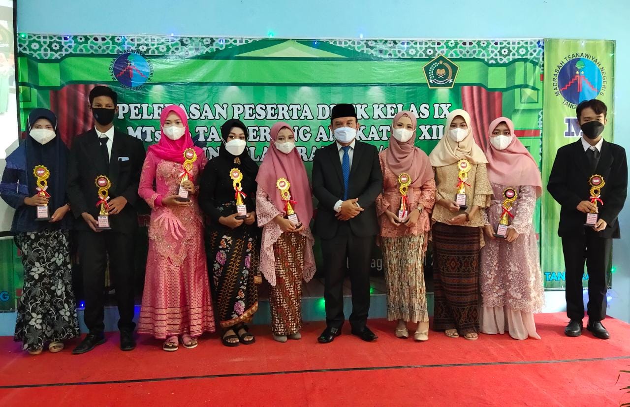 Foto bersama seusai pelepasan